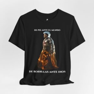 Camiseta DE PIE ANTE EL MUNDO, DE RODILLAS ANTE DIOS | Hombre Alfa® — Colección GRIAL