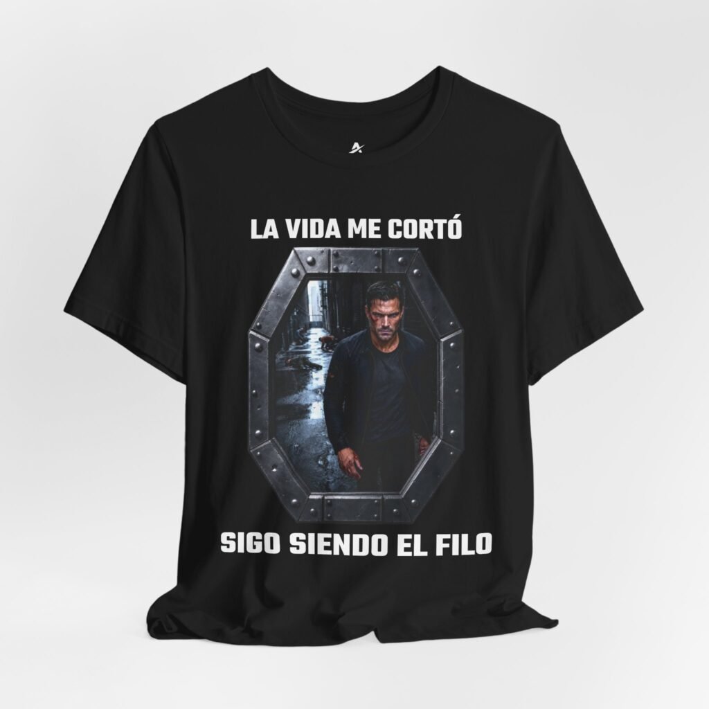 Camiseta LA VIDA ME CORTÓ. SIGO SIENDO EL FILO | Hombre Alfa® — Colección ACERO